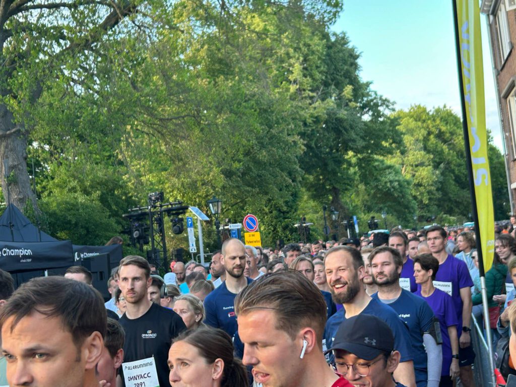 Alkmaar danst op hardloopschoenen door de binnenstad tijdens Alkmaar City Run by night (FOTO'S)