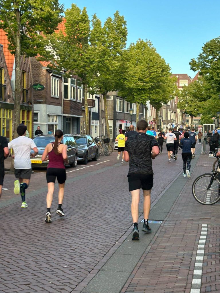 Alkmaar danst op hardloopschoenen door de binnenstad tijdens Alkmaar City Run by night (FOTO'S)