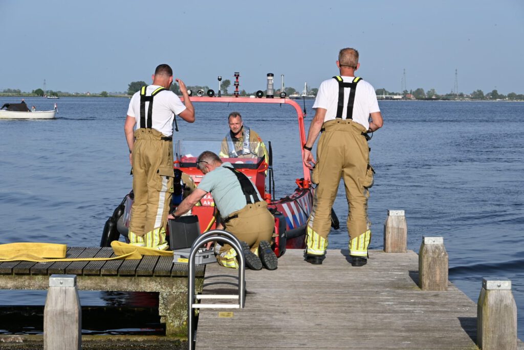 Boot zinkt op het water, brandweer boot ingezet voor opzittende bij Akersloot