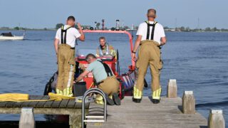 Boot zinkt op het water, brandweer boot ingezet voor opzittende bij Akersloot