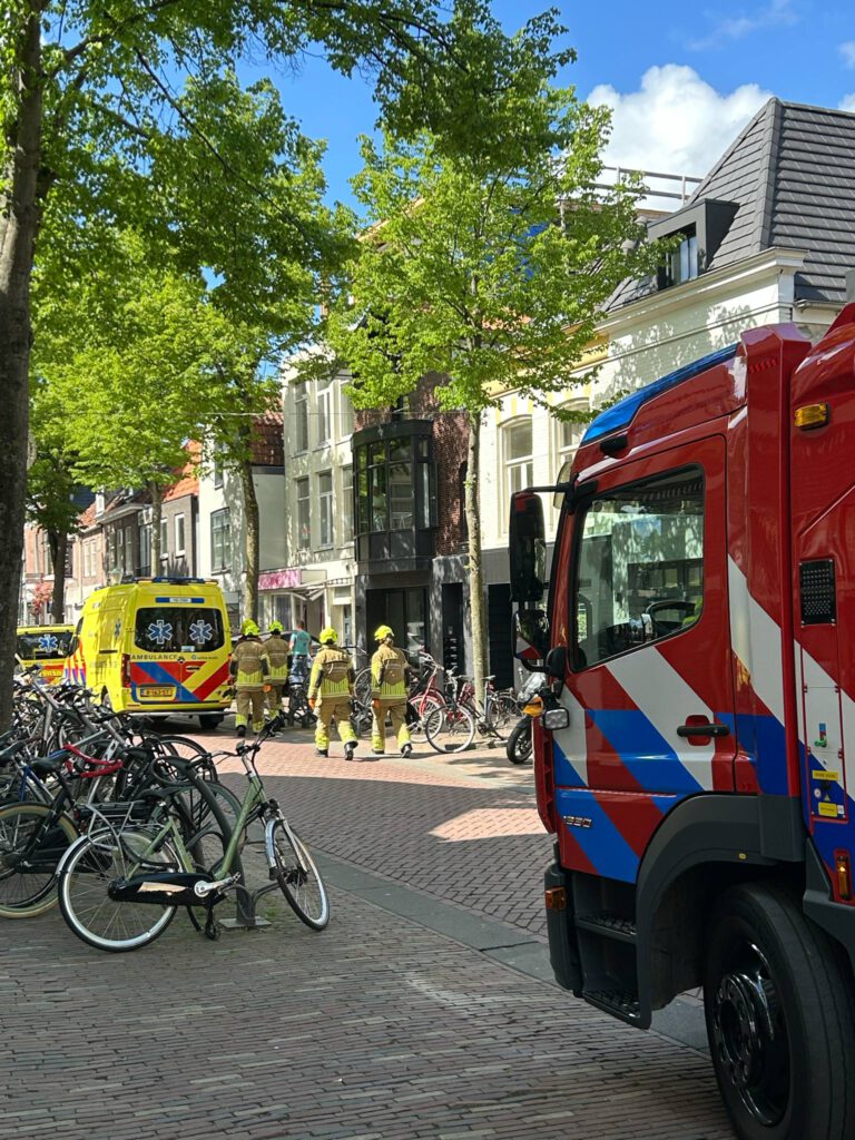 Man botst met auto tegen pui van bezorgwinkel Go Flink op de Laat (Foto's)