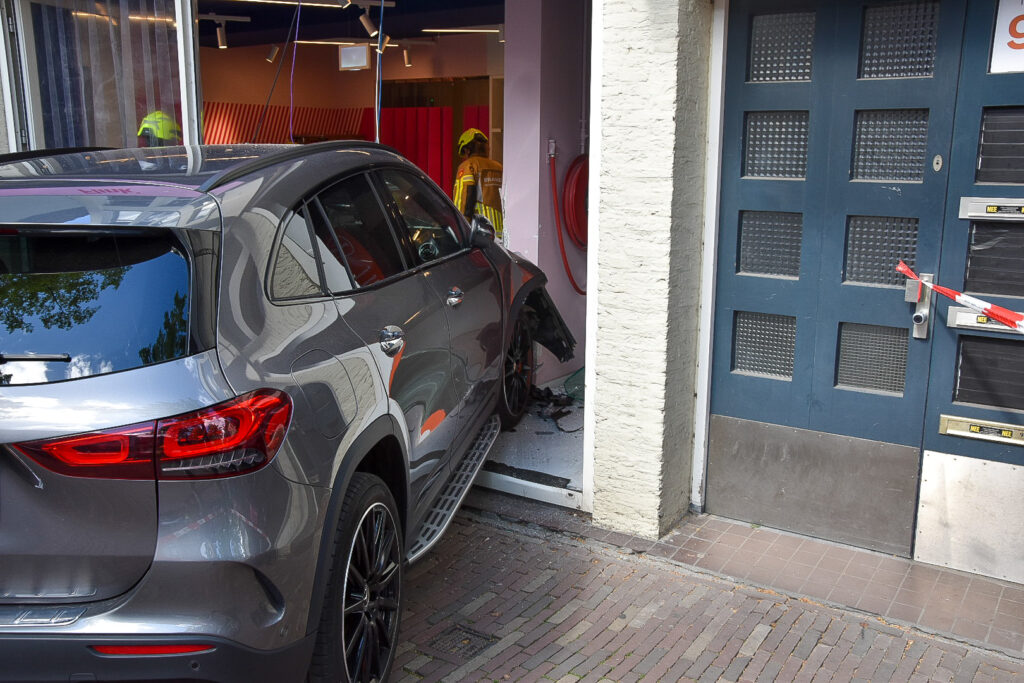 Man botst met auto tegen pui van bezorgwinkel Go Flink op de Laat (Foto's)