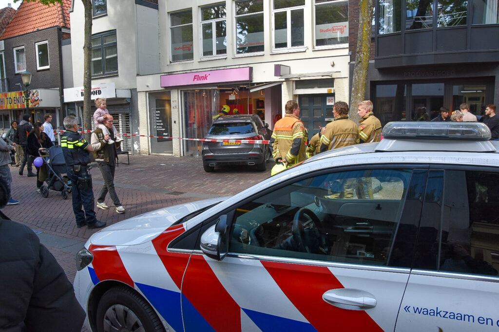 Man botst met auto tegen pui van bezorgwinkel Go Flink op de Laat (Foto's)