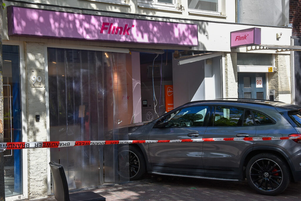 Man botst met auto tegen pui van bezorgwinkel Go Flink op de Laat (Foto's)