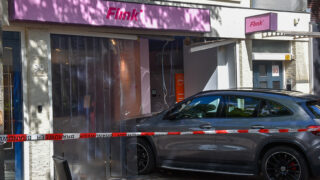 Man botst met auto tegen pui van bezorgwinkel Go Flink op de Laat (Foto's)