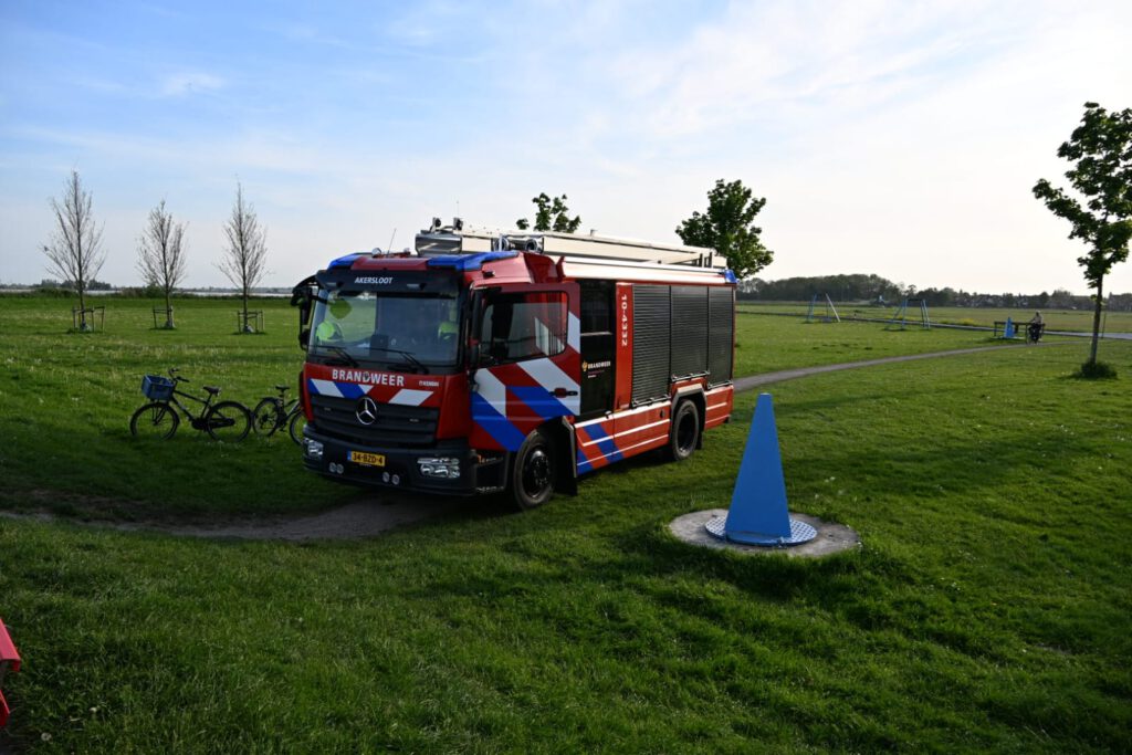 Boot zinkt op het water, brandweer boot ingezet voor opzittende bij Akersloot