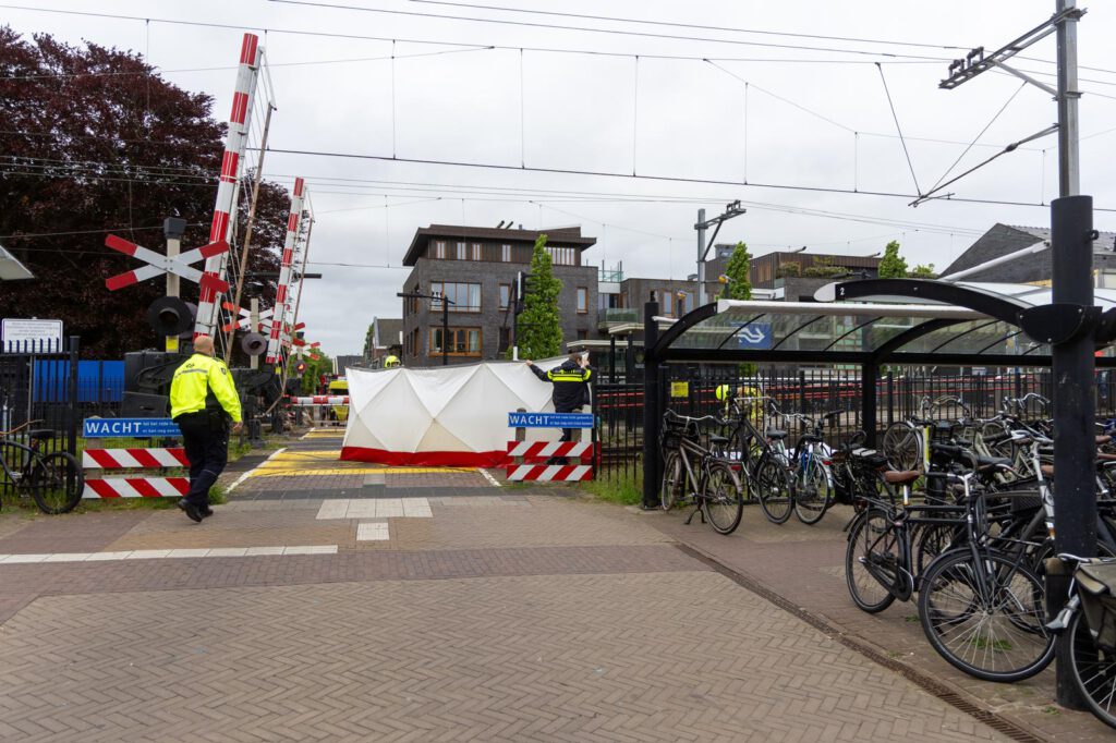Persoon overleden bij aanrijding met trein in Heiloo (Foto's)