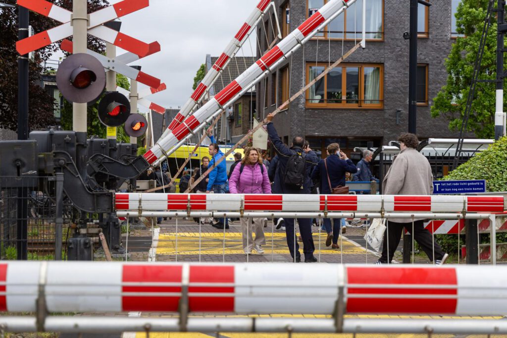 Persoon overleden bij aanrijding met trein in Heiloo (Foto's)