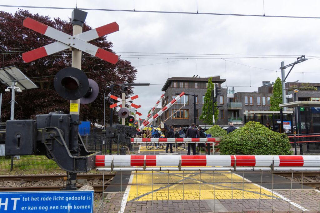 Persoon overleden bij aanrijding met trein in Heiloo (Foto's)