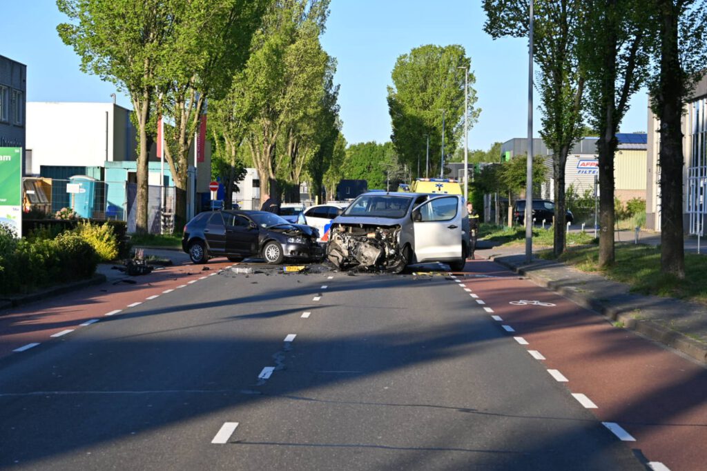 Flinke schade bij botsing in Alkmaar (FOTO'S)
