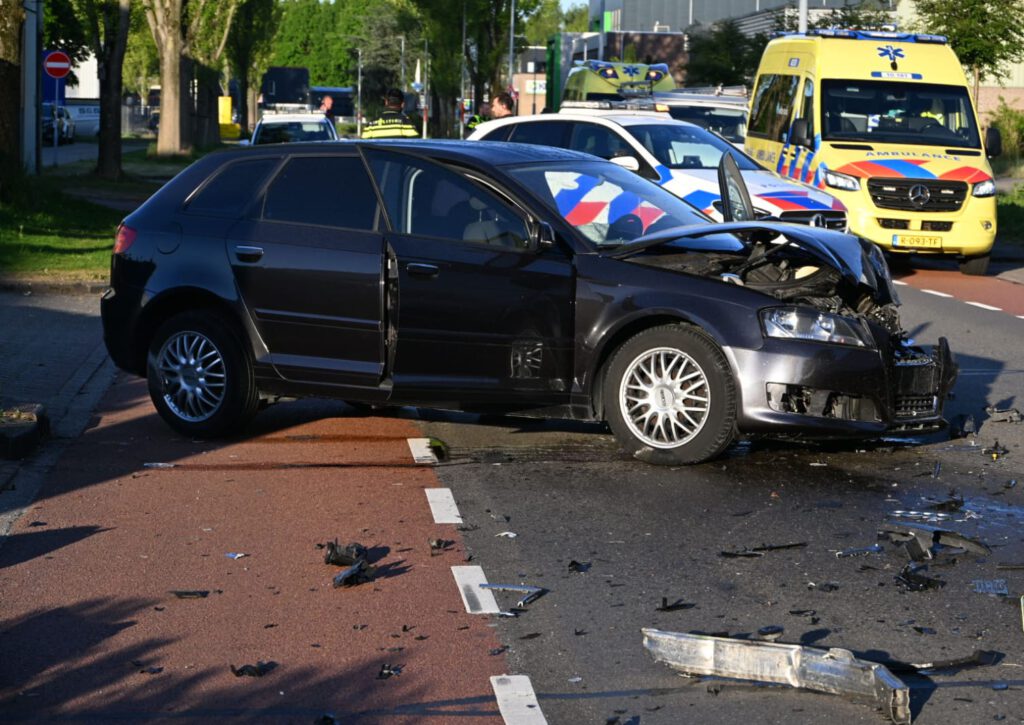 Flinke schade bij botsing in Alkmaar (FOTO'S)