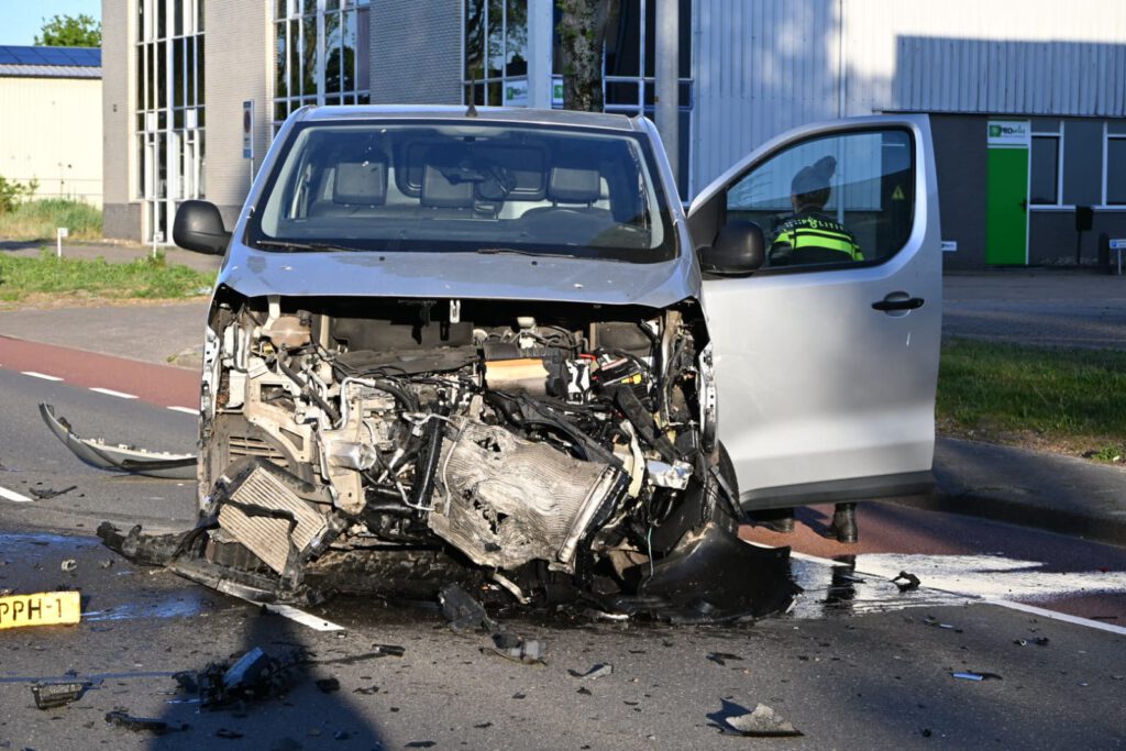 Flinke schade bij botsing in Alkmaar (FOTO'S)