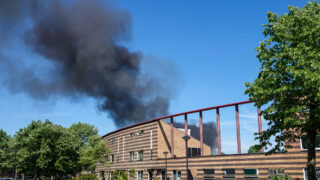 Felle brand in schuur achter een woning in Heerhugowaard