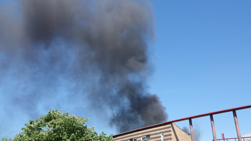 Felle brand in schuur achter een woning in Heerhugowaard