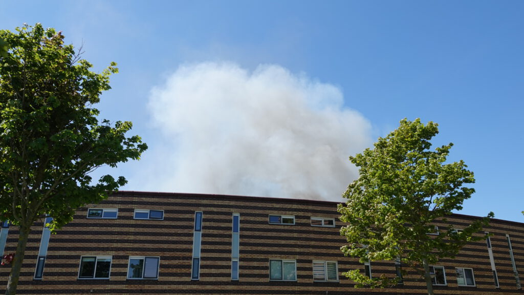 Felle brand in schuur achter een woning in Heerhugowaard