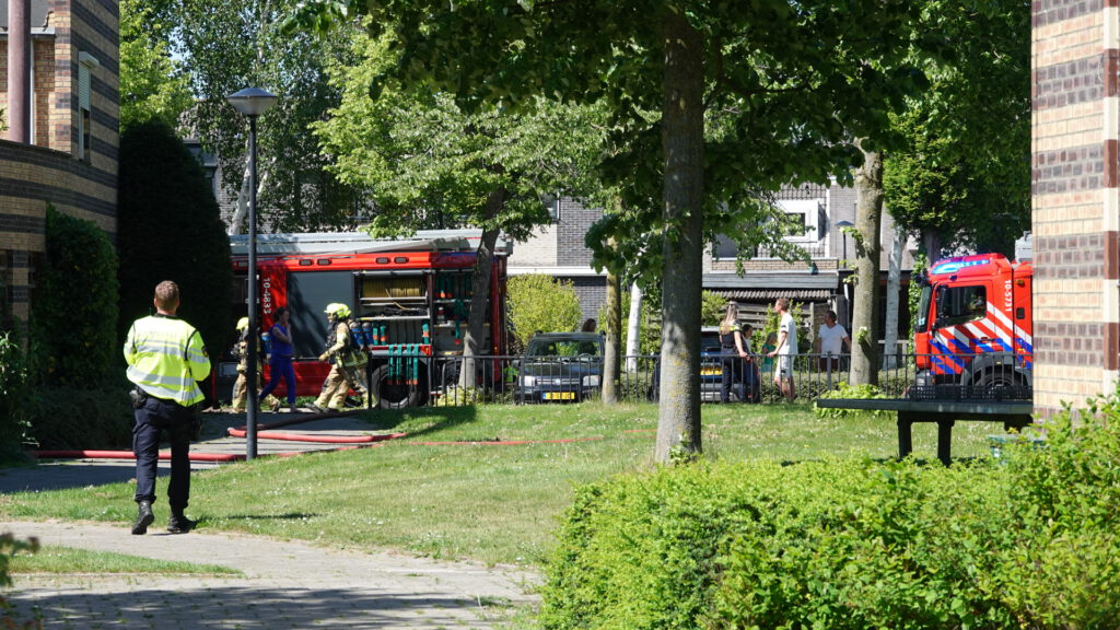 Felle brand in schuur achter een woning in Heerhugowaard
