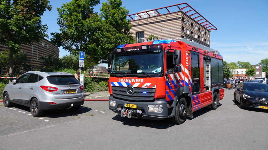 Felle brand in schuur achter een woning in Heerhugowaard