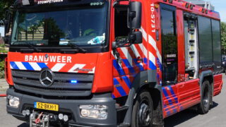 Felle brand in schuur achter een woning in Heerhugowaard