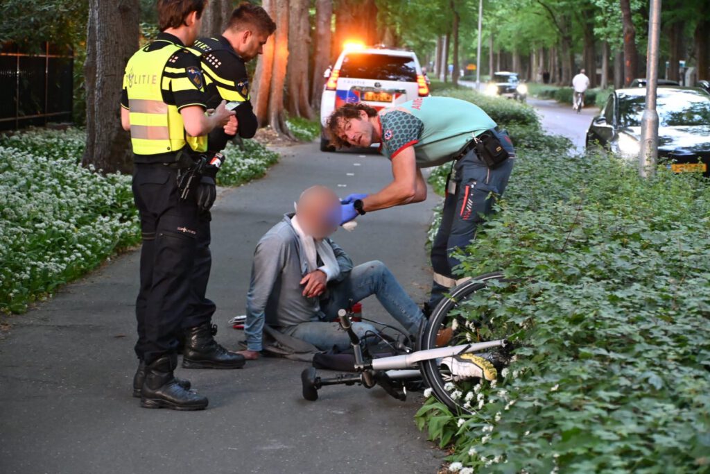 Kind komt met voet tussen spaken, man komt hard ten val in Bergen