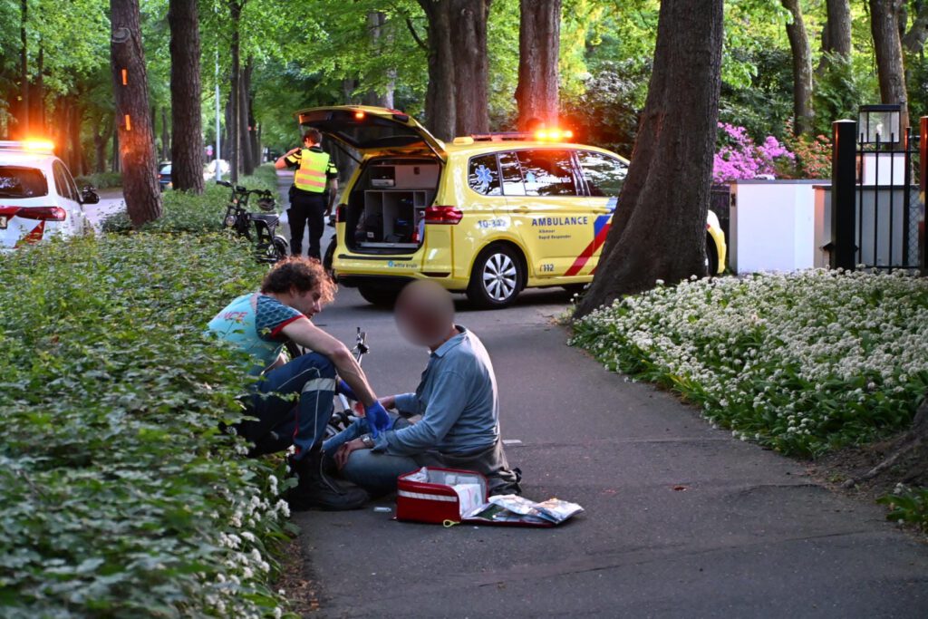 Kind komt met voet tussen spaken, man komt hard ten val in Bergen