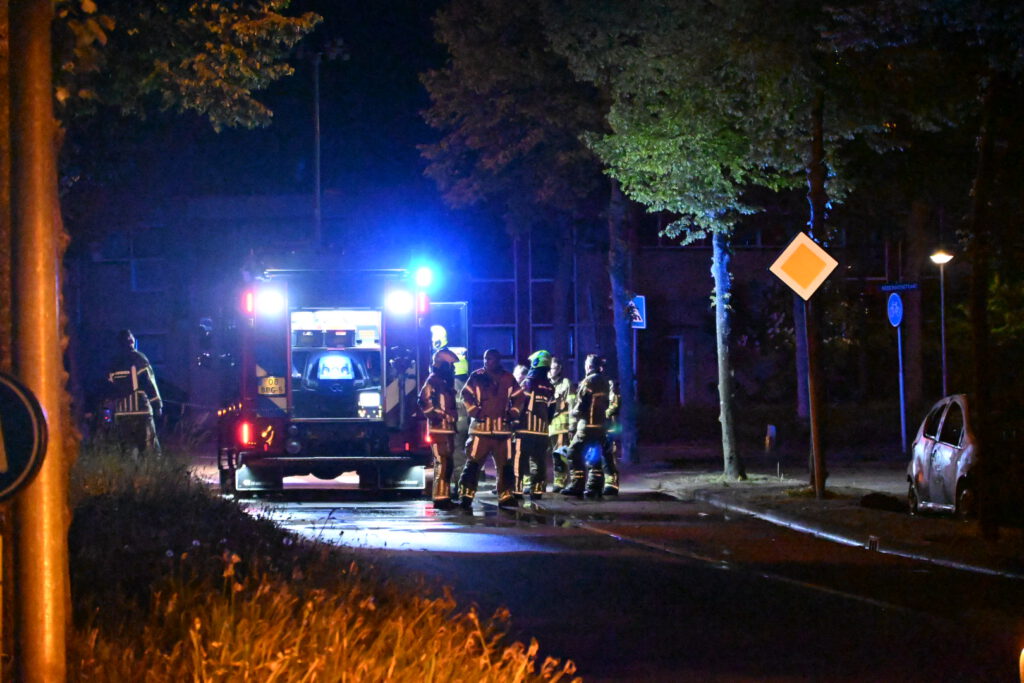 Auto gaat volledig in vlammen op bij nachtelijke autobrand in Alkmaar