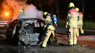 Auto gaat volledig in vlammen op bij nachtelijke autobrand in Alkmaar