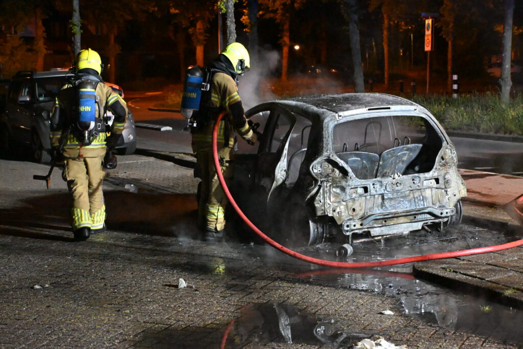 Auto gaat volledig in vlammen op bij nachtelijke autobrand in Alkmaar
