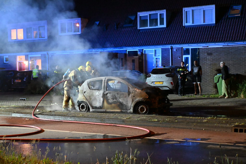 Auto gaat volledig in vlammen op bij nachtelijke autobrand in Alkmaar