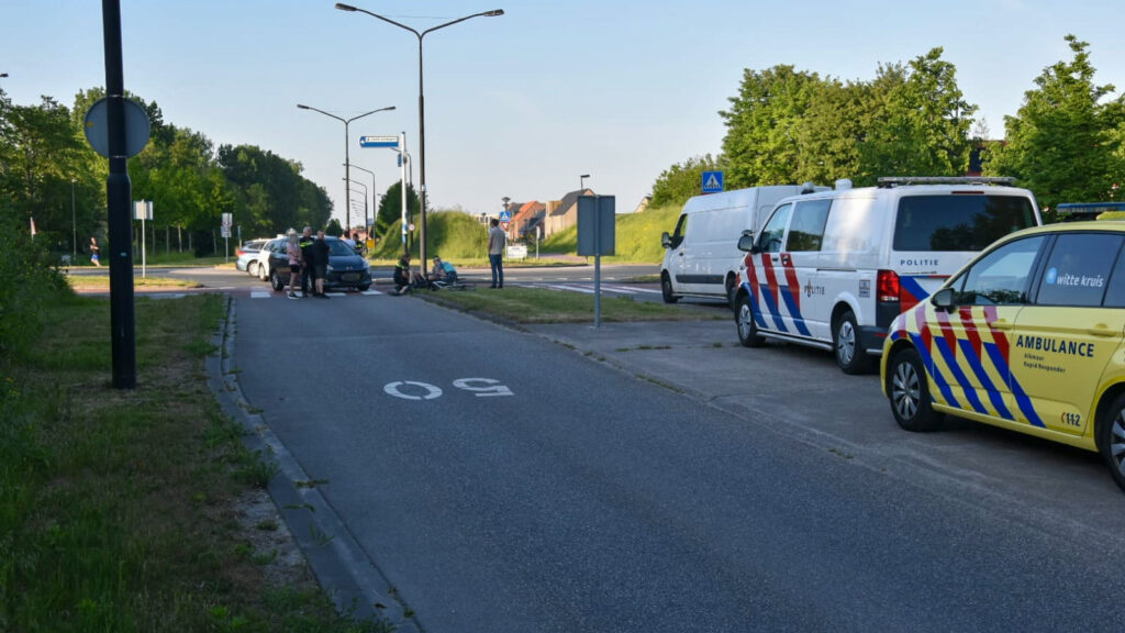 Wielrenner aangereden door auto op rotonde Heerhugowaard (FOTO'S)