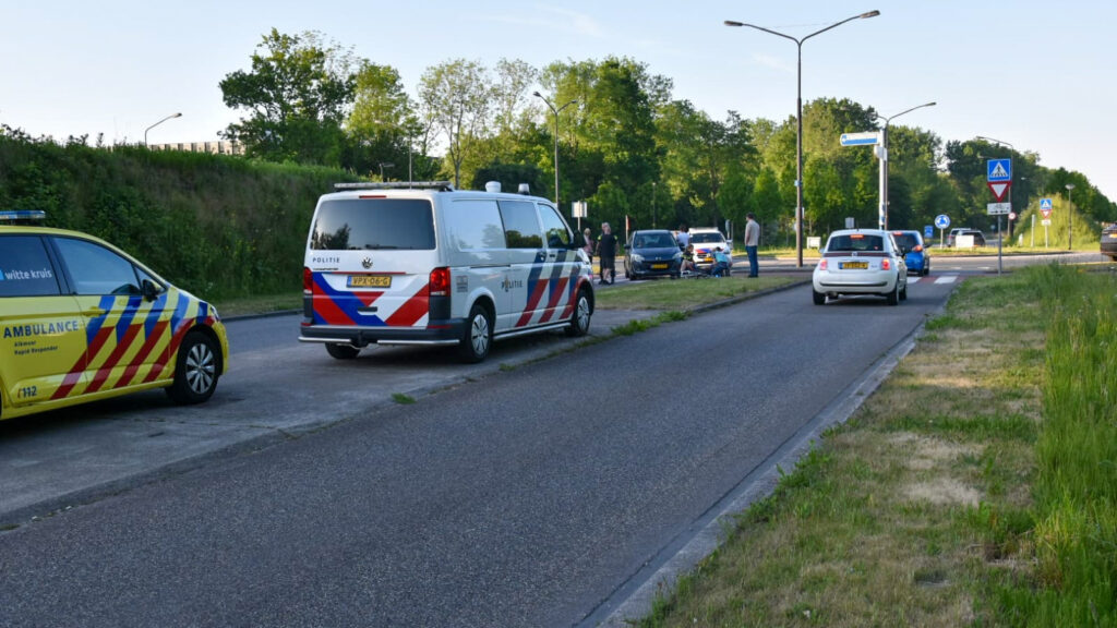 Wielrenner aangereden door auto op rotonde Heerhugowaard (FOTO'S)