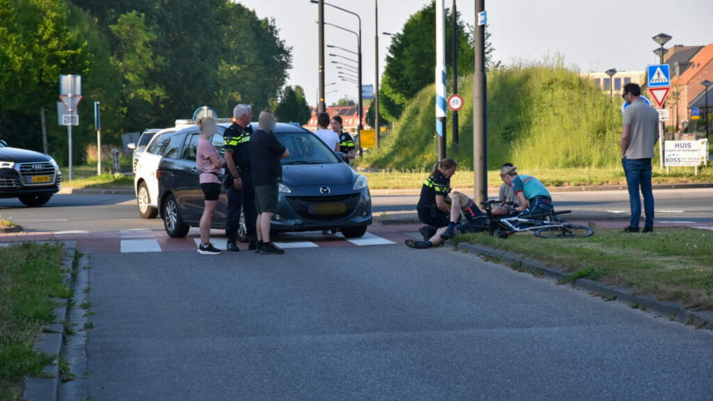 Wielrenner aangereden door auto op rotonde Heerhugowaard (FOTO'S)