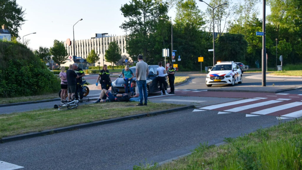 Wielrenner aangereden door auto op rotonde Heerhugowaard (FOTO'S)
