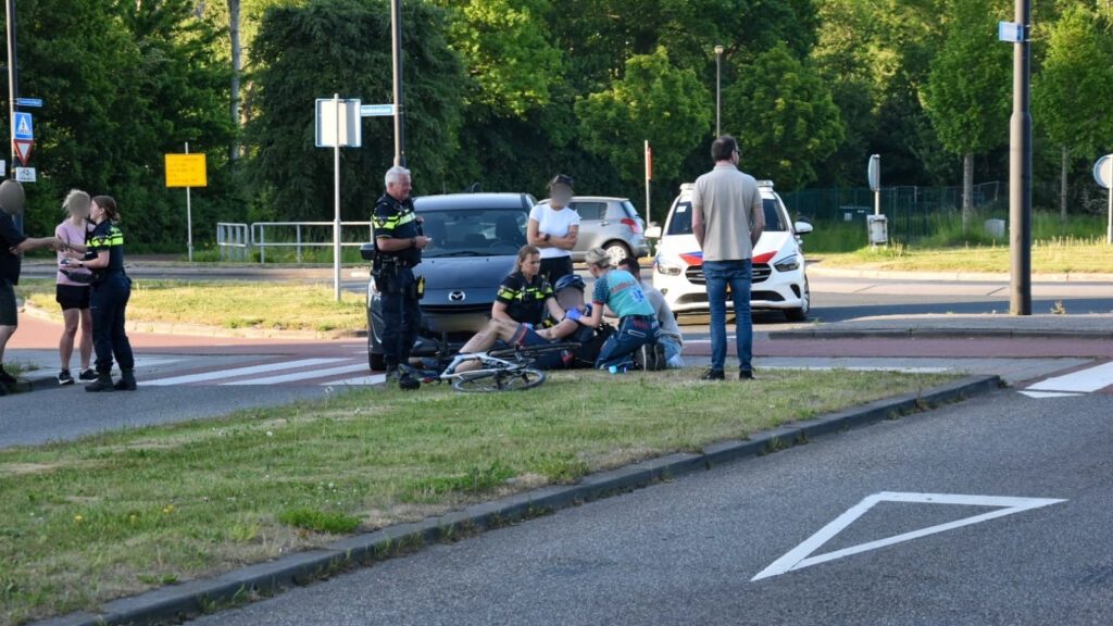 Wielrenner aangereden door auto op rotonde Heerhugowaard (FOTO'S)