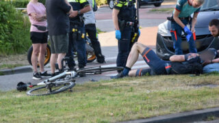Wielrenner aangereden door auto op rotonde Heerhugowaard (FOTO'S)
