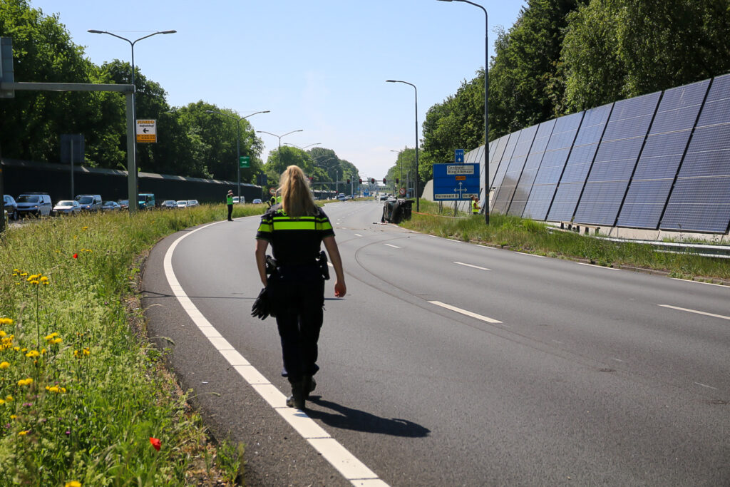 N245 bij Alkmaar gedeeltelijk afgesloten na ernstig ongeval, traumaheli opgeroepen
