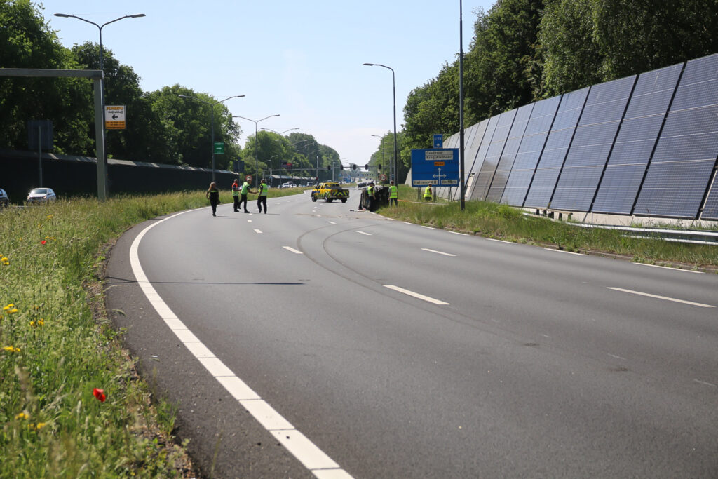 N245 bij Alkmaar gedeeltelijk afgesloten na ernstig ongeval, traumaheli opgeroepen