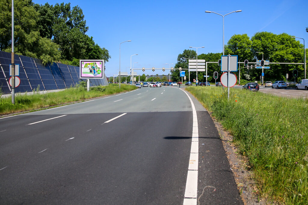 N245 bij Alkmaar gedeeltelijk afgesloten na ernstig ongeval, traumaheli opgeroepen