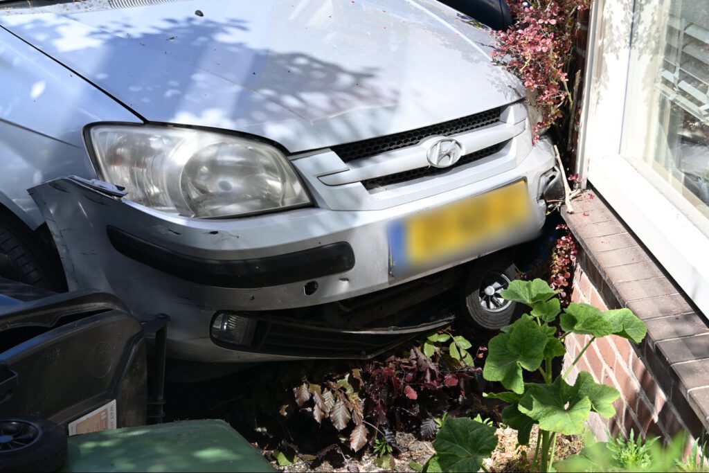 Auto rijdt tegen woning aan op de Anna Paulownastraat in Alkmaar