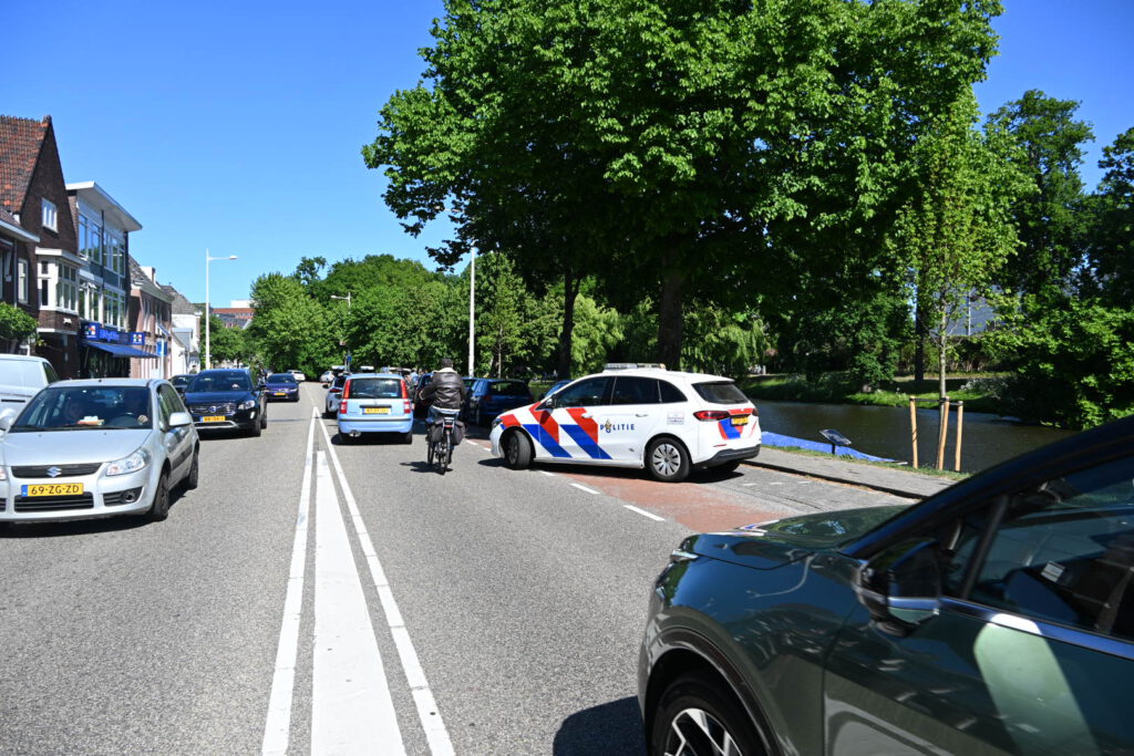Flinke schade aan twee auto's door ongeval op de Geestersingel in Alkmaar (FOTO'S)