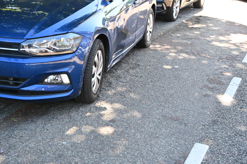 Flinke schade aan twee auto's door ongeval op de Geestersingel in Alkmaar (FOTO'S)