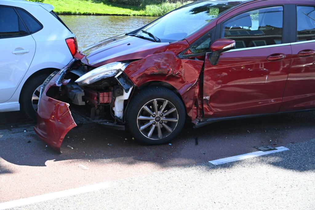 Flinke schade aan twee auto's door ongeval op de Geestersingel in Alkmaar (FOTO'S)