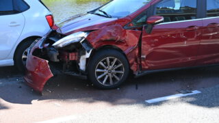 Flinke schade aan twee auto's door ongeval op de Geestersingel in Alkmaar (FOTO'S)