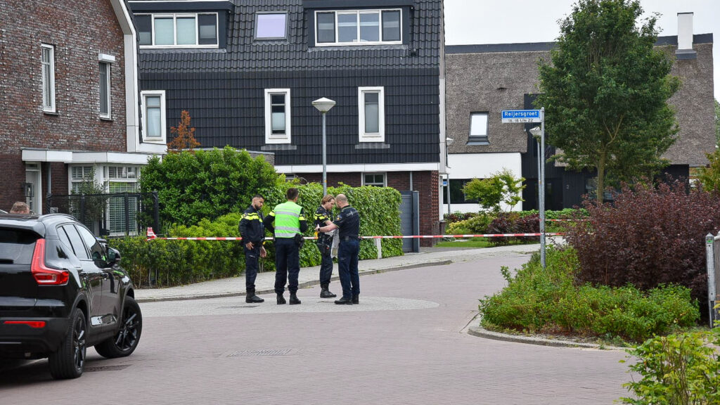 Straat afgesloten vanwege onderzoek na verdachte situatie, forensisch onderzoekers aanwezig (FOTO'S)