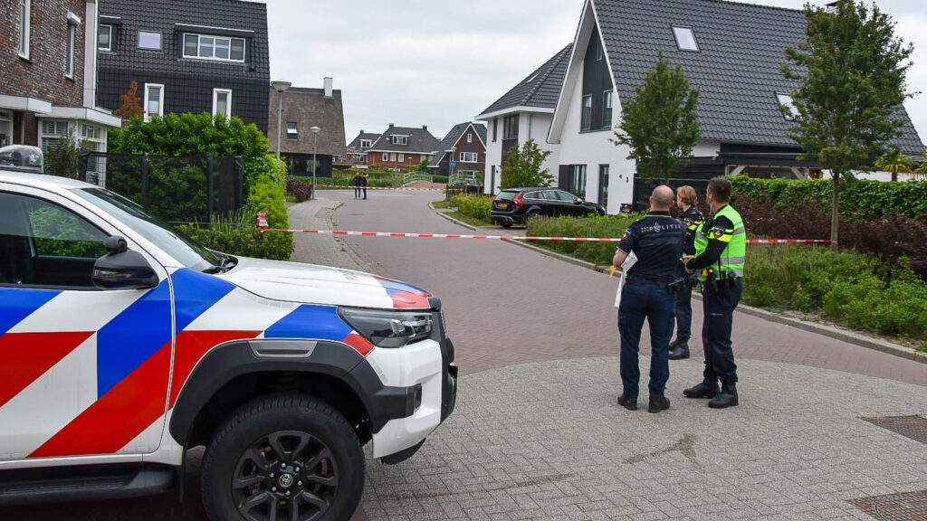 Straat afgesloten vanwege onderzoek na verdachte situatie, forensisch onderzoekers aanwezig (FOTO'S)