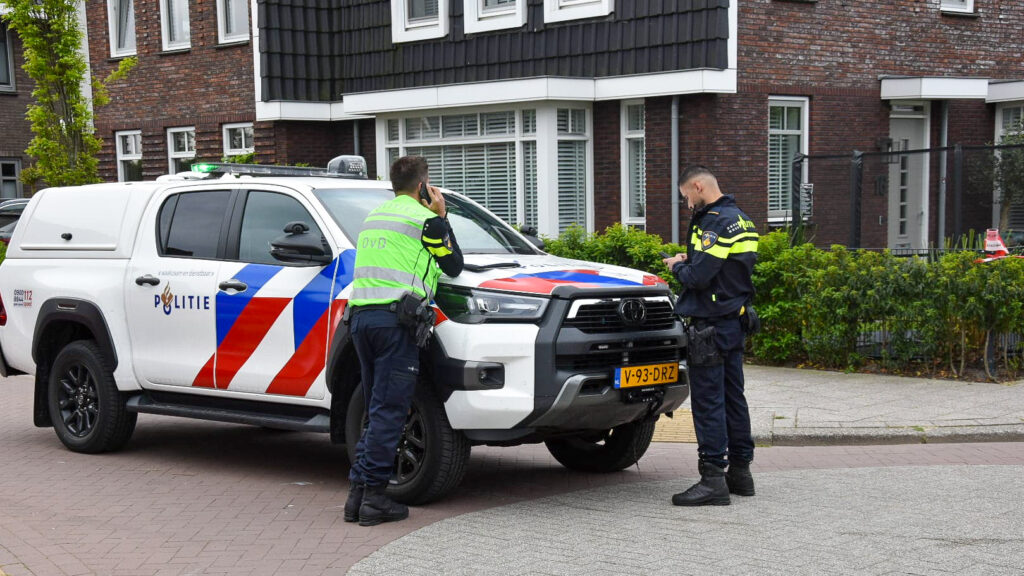 Straat afgesloten vanwege onderzoek na verdachte situatie, forensisch onderzoekers aanwezig (FOTO'S)