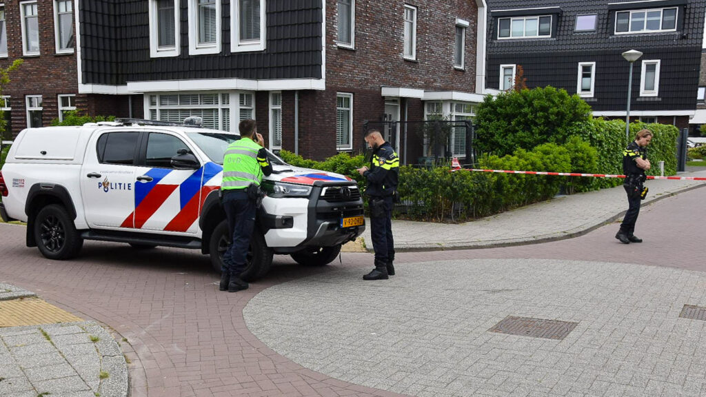 Straat afgesloten vanwege onderzoek na verdachte situatie, forensisch onderzoekers aanwezig (FOTO'S)