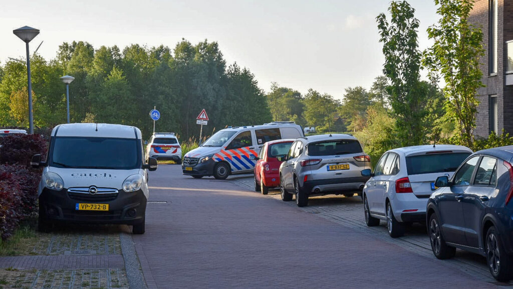 Straat afgesloten vanwege onderzoek na verdachte situatie, forensisch onderzoekers aanwezig (FOTO'S)
