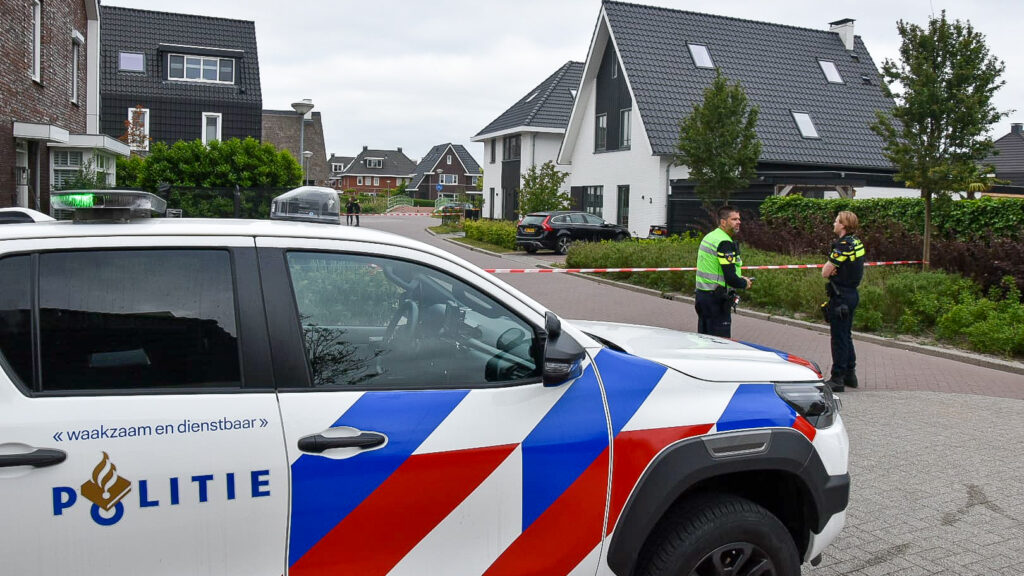 Straat afgesloten vanwege onderzoek na verdachte situatie, forensisch onderzoekers aanwezig (FOTO'S)