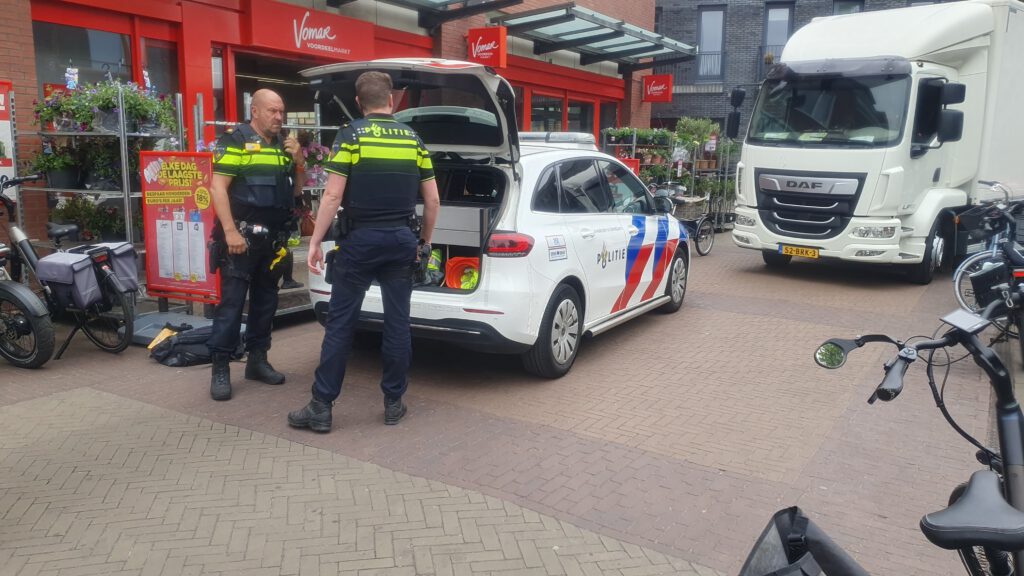 Winkeldief sloopt pinautomaat in Heiloo (FOTO'S)