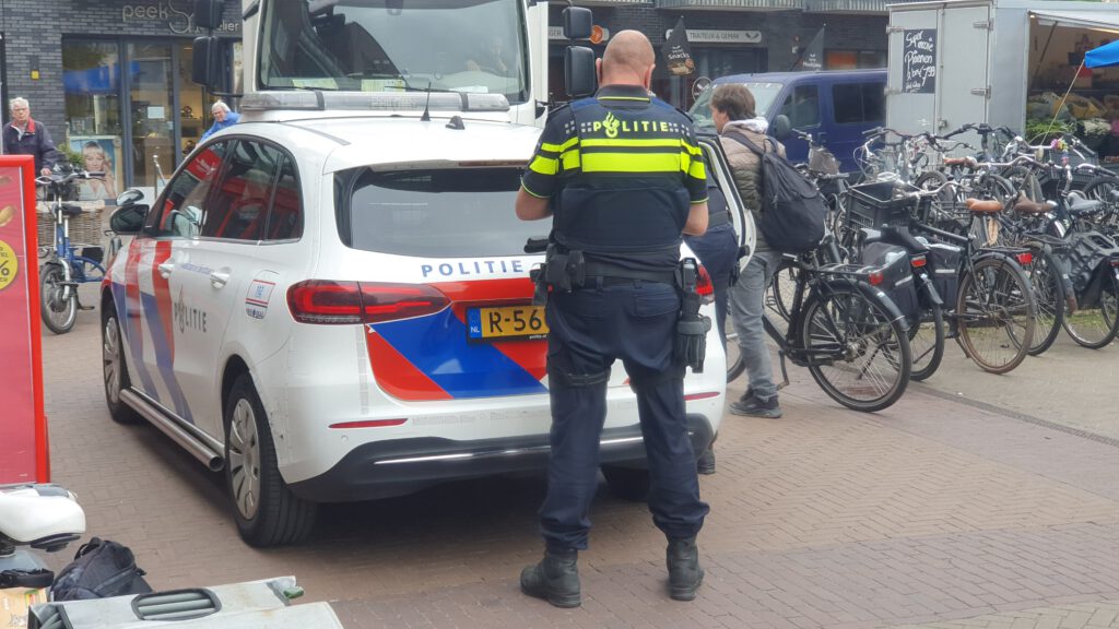 Winkeldief sloopt pinautomaat in Heiloo (FOTO'S)